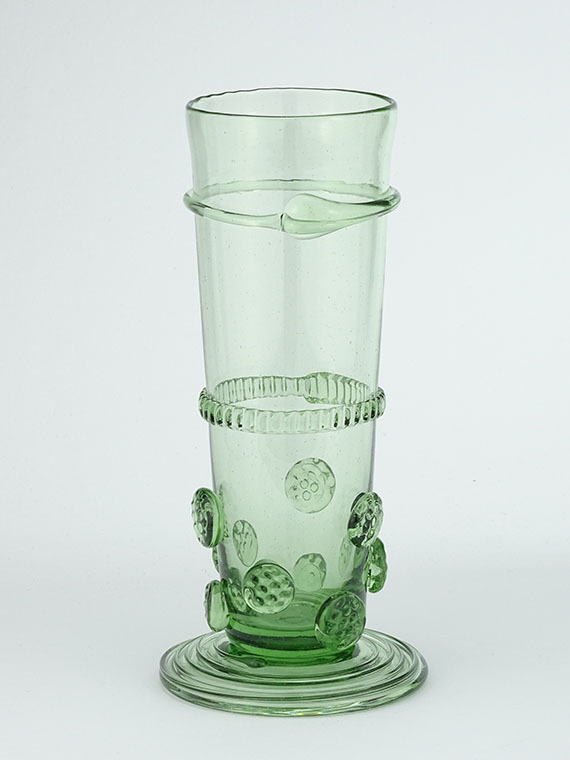 Renaissanceglas mit Fadenauflage und Beernuppen