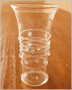 Venezianischer Fadenglasbecher mit kleinen Beernuppen 20 cm